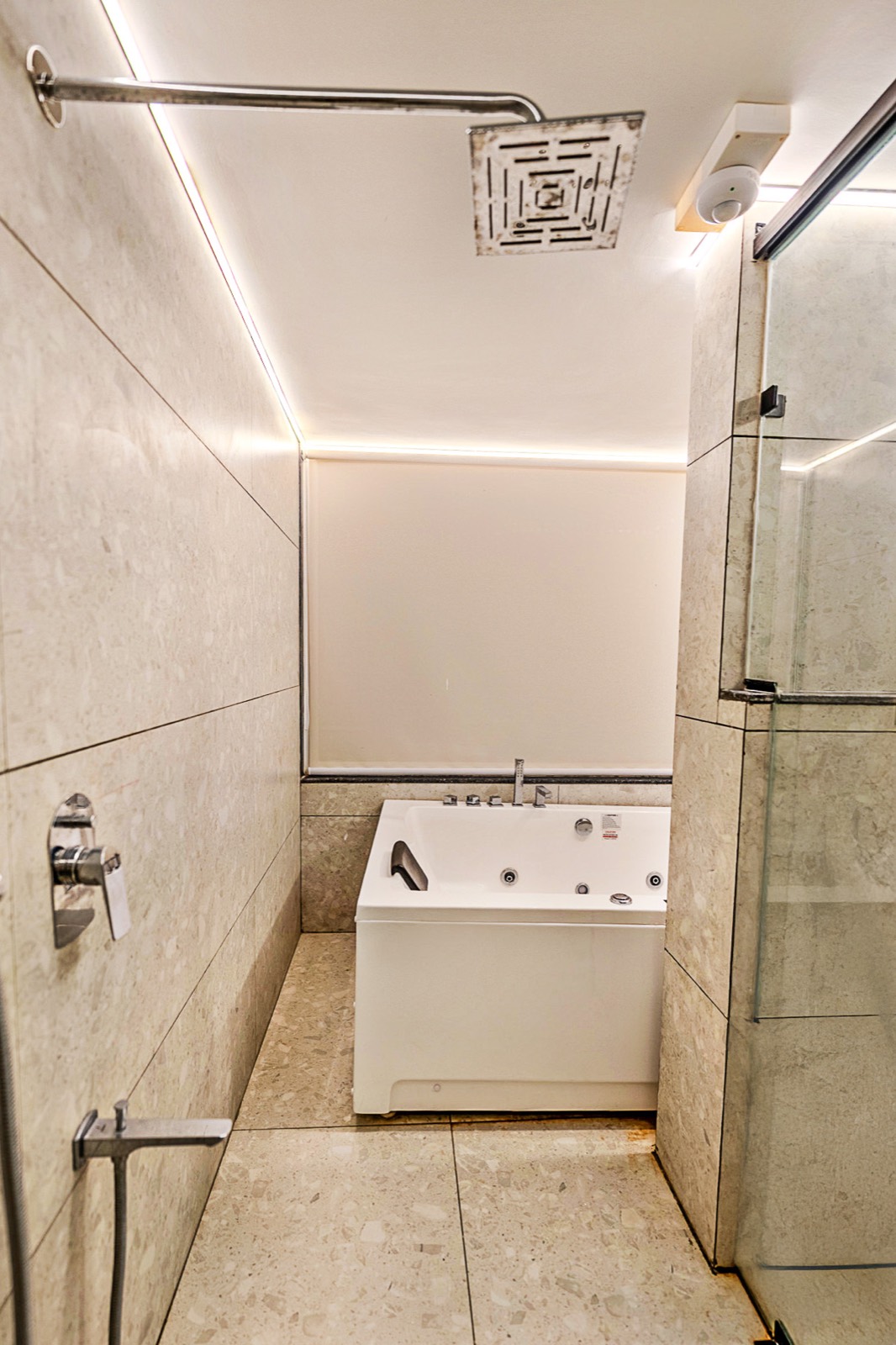 Premium Jacuzzi AC Room photo 4